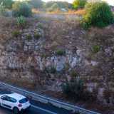 Le pareti rocciose tra le quali scorre la superstrada mostrano in modo evidente i bianchi livelli calcarei accanto ad ammassi irregolari di calcare rossiccio